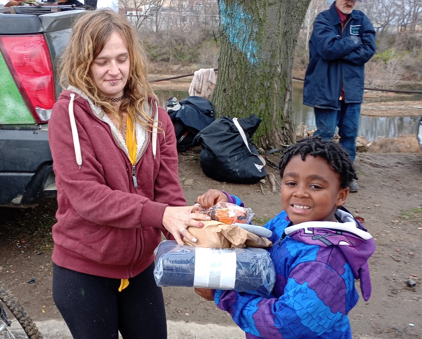 5448925182276629591 Malik gifting the homeless