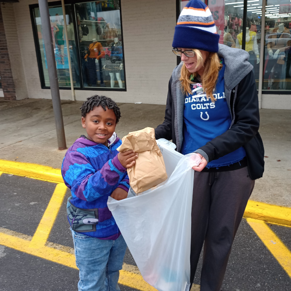 Malik-gifting-the-homeless-2023-12-02-115021440-medium